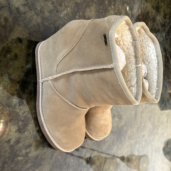 Ziti Girl hidden heel suede Ugg look a likes. 8.5 - Picture 5 of 5